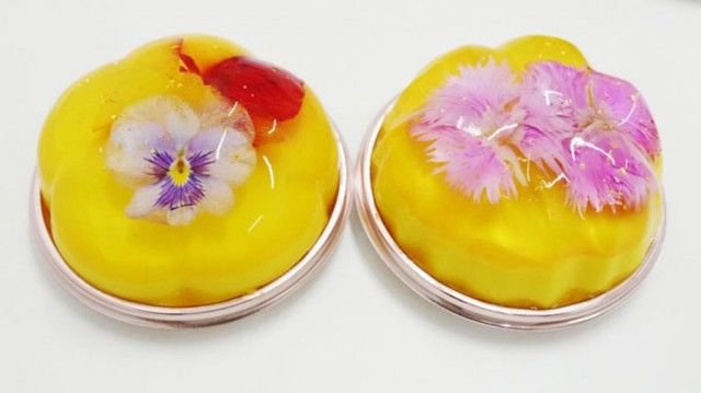 Des fleurs comestibles dans un gâteau