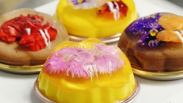 Des fleurs dans un gâteau