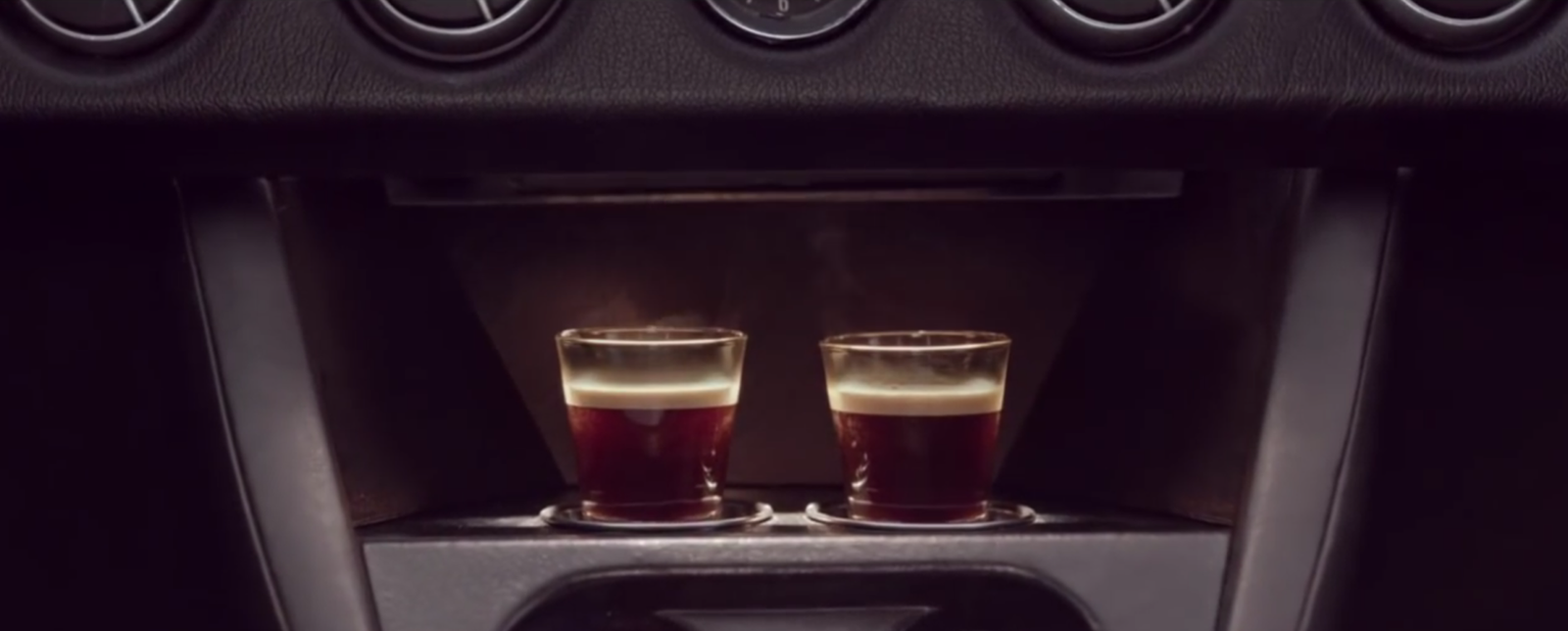 Café Royal nous offre un nouveau spot avec Robbie Williams